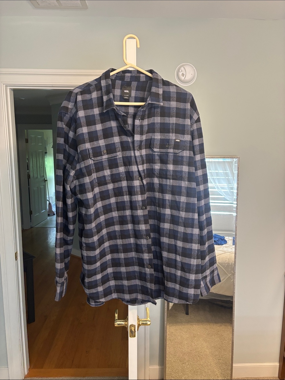 Plaid Button-Up Flannel Shirt in Navy & Gray 

Vans 

XXL